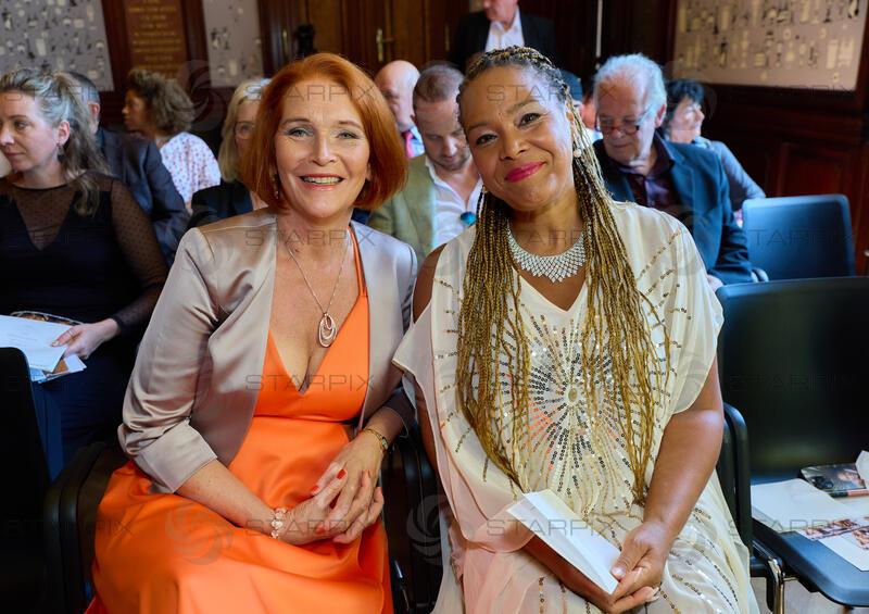 Copyright: Starpix / A. Tuma, 26.05.2026 Wien,  Maya HAKVOORT, Stella JONES, Goldene Ehrenzeichen für Verdienste um die Republik Österreich an Gary Lux - im Künstlerhaus -Salon Karlsplatz.