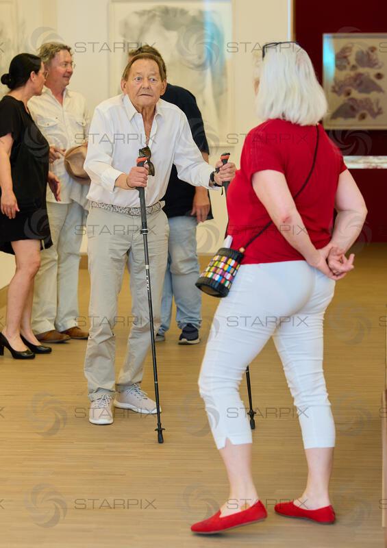 Copyright: Starpix / A. Tuma, 26.05.2026 Wien, Wolfgang AMBROS und Frau Uta SCHÄFAUER, ,  Goldene Ehrenzeichen für Verdienste um die Republik Österreich an Gary Lux - im Künstlerhaus -Salon Karlsplatz.