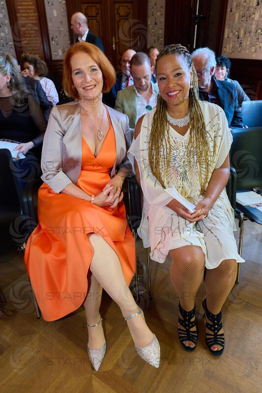 Copyright: Starpix / A. Tuma, 26.05.2026 Wien,  Maya HAKVOORT, Stella JONES, Goldene Ehrenzeichen für Verdienste um die Republik Österreich an Gary Lux - im Künstlerhaus -Salon Karlsplatz.
