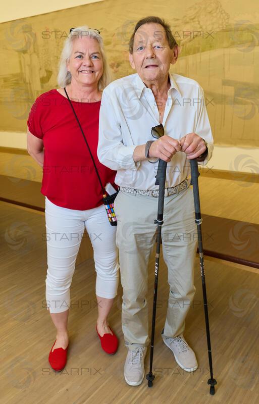 Copyright: Starpix / A. Tuma, 26.05.2026 Wien, Wolfgang AMBROS und Frau Uta SCHÄFAUER, ,  Goldene Ehrenzeichen für Verdienste um die Republik Österreich an Gary Lux - im Künstlerhaus -Salon Karlsplatz.