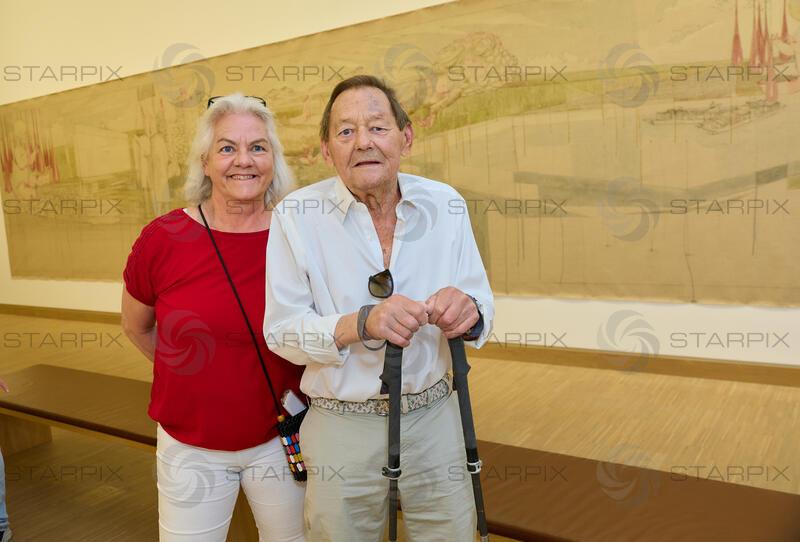 Copyright: Starpix / A. Tuma, 26.05.2026 Wien, Wolfgang AMBROS und Frau Uta SCHÄFAUER, ,  Goldene Ehrenzeichen für Verdienste um die Republik Österreich an Gary Lux - im Künstlerhaus -Salon Karlsplatz.