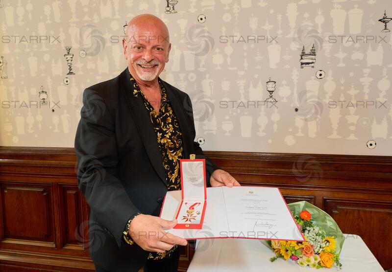 Copyright: Starpix / A. Tuma, 26.05.2026 Wien, Gary LUX, mit Orden und Urkunde, ,  Goldene Ehrenzeichen für Verdienste um die Republik Österreich an Gary Lux - im Künstlerhaus -Salon Karlsplatz.