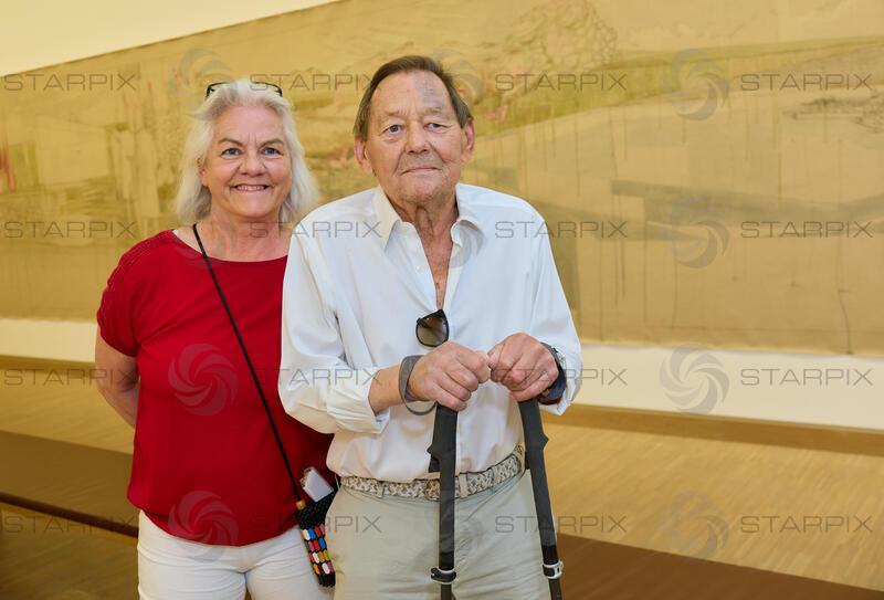 Copyright: Starpix / A. Tuma, 26.05.2026 Wien, Wolfgang AMBROS und Frau Uta SCHÄFAUER, ,  Goldene Ehrenzeichen für Verdienste um die Republik Österreich an Gary Lux - im Künstlerhaus -Salon Karlsplatz.