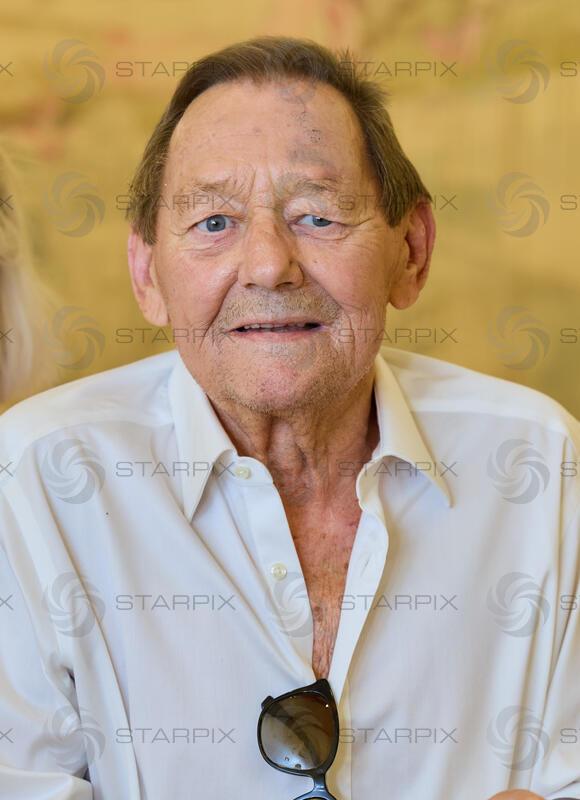 Copyright: Starpix / A. Tuma, 26.05.2026 Wien, Wolfgang AMBROS,   Portrait,  Goldene Ehrenzeichen für Verdienste um die Republik Österreich an Gary Lux - im Künstlerhaus -Salon Karlsplatz.