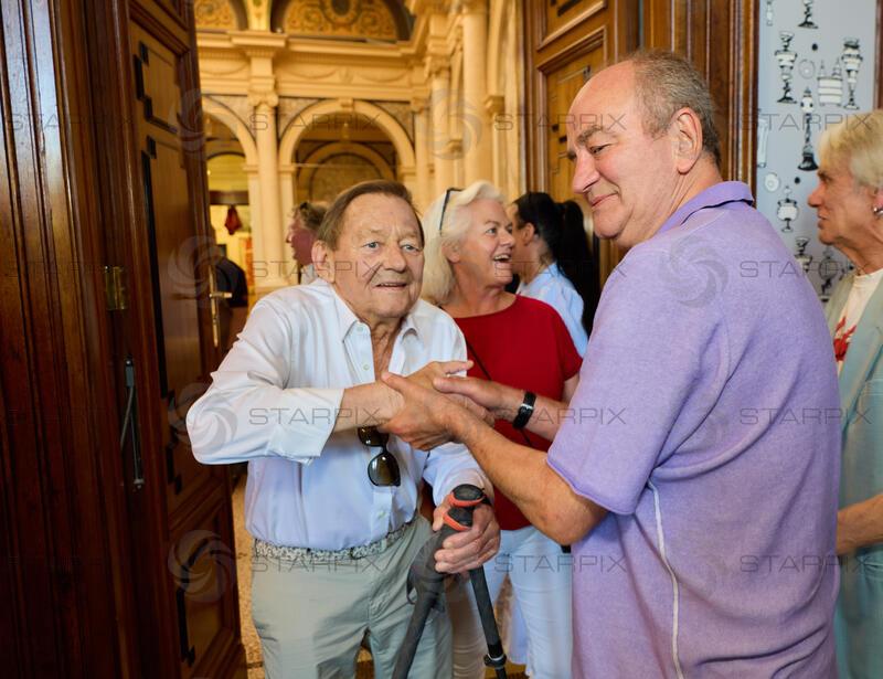 Copyright: Starpix / A. Tuma, 26.05.2026 Wien, Herbert PROHASKA  , Wolfgang AMBROS ,   Goldene Ehrenzeichen für Verdienste um die Republik Österreich an Gary Lux - im Künstlerhaus -Salon Karlsplatz.