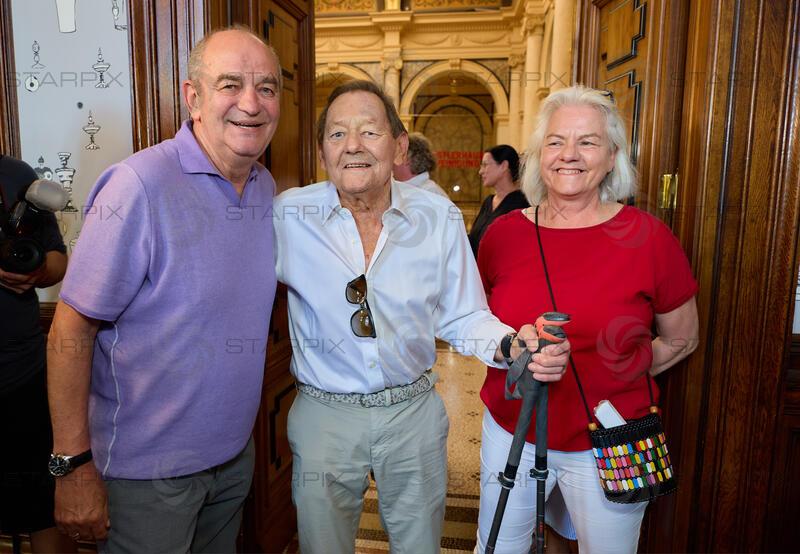 Copyright: Starpix / A. Tuma, 26.05.2026 Wien, Herbert PROHASKA   Wolfgang AMBROS und Frau Uta SCHÄFAUER, ,  Goldene Ehrenzeichen für Verdienste um die Republik Österreich an Gary Lux - im Künstlerhaus -Salon Karlsplatz.