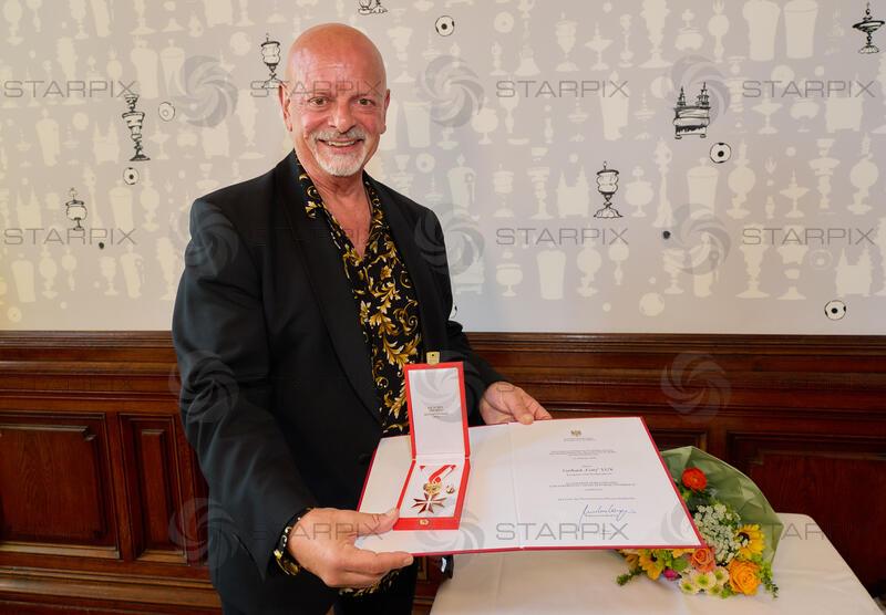 Copyright: Starpix / A. Tuma, 26.05.2026 Wien, Gary LUX, mit Orden und Urkunde, ,  Goldene Ehrenzeichen für Verdienste um die Republik Österreich an Gary Lux - im Künstlerhaus -Salon Karlsplatz.