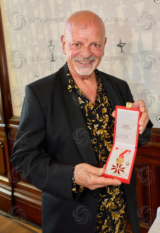 Copyright: Starpix / A. Tuma, 26.05.2026 Wien, Gary LUX, mit Orden und Urkunde, ,  Goldene Ehrenzeichen für Verdienste um die Republik Österreich an Gary Lux - im Künstlerhaus -Salon Karlsplatz.