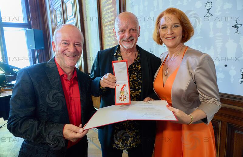  Goldene Ehrenzeichen für Verdienste um die Republik Österreich an Gary Lux - im Künstlerhaus -Salon Karlsplatz.