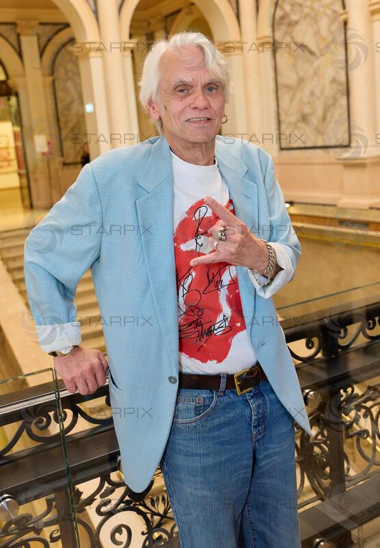 Copyright: Starpix / A. Tuma, 26.05.2026 Wien,  Ulli BAER,   Goldene Ehrenzeichen für Verdienste um die Republik Österreich an Gary Lux - im Künstlerhaus -Salon Karlsplatz.