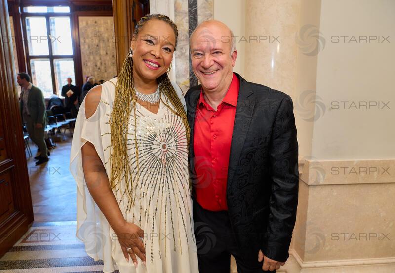 Copyright: Starpix / A. Tuma, 26.05.2026 Wien, Stella JONES, Andy Lee LANG, Goldene Ehrenzeichen für Verdienste um die Republik Österreich an Gary Lux - im Künstlerhaus -Salon Karlsplatz.