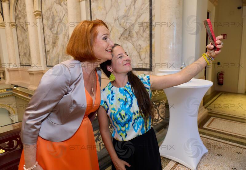 Copyright: Starpix / A. Tuma, 26.05.2026 Wien, Maya HAKVOORT,  Caroline ATHANASIADIS, Selfie, Goldene Ehrenzeichen für Verdienste um die Republik Österreich an Gary Lux - im Künstlerhaus -Salon Karlsplatz.
