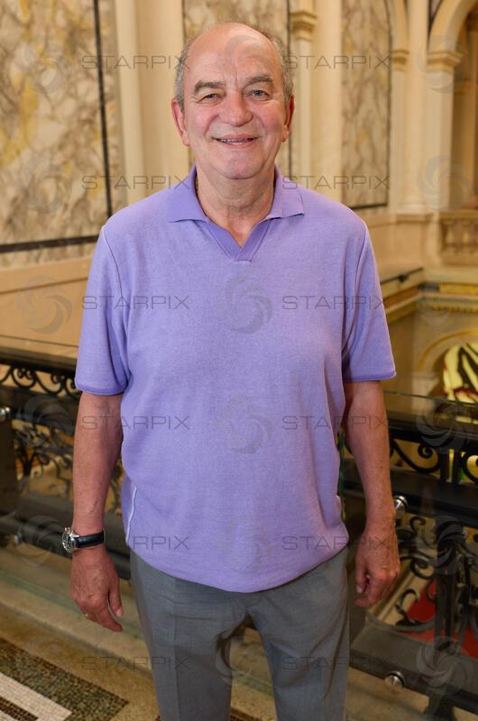 Copyright: Starpix / A. Tuma, 26.05.2026 Wien, Herbert PROHASKA, Portrait,   Goldene Ehrenzeichen für Verdienste um die Republik Österreich an Gary Lux - im Künstlerhaus -Salon Karlsplatz.