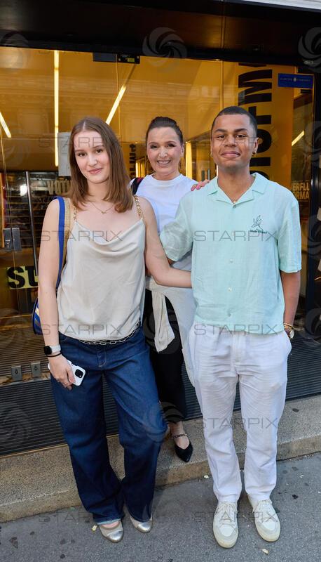 Copyright: Starpix / A. Tuma, 26.05.2026 Wien ,   Barbara KARLICH mit Tochter Gloria und deren Freund Elias , Kinopremiere von " Babystar " im Votivkino Wien