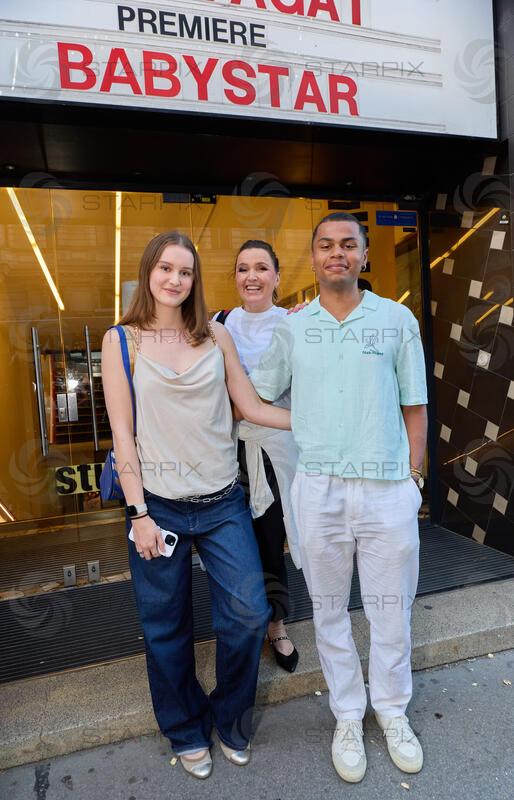 Copyright: Starpix / A. Tuma, 26.05.2026 Wien ,   Barbara KARLICH mit Tochter Gloria und deren Freund Elias , Kinopremiere von " Babystar " im Votivkino Wien