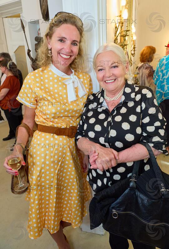 Copyright: Starpix / A. Tuma, 28.05.2026 Wien ,    Carola LINDENBAUER ( Künstlername Lola Lindenbaum )  Brigitte KREN ,  Empfang für Familie Kolarik bei Birgit Sarata