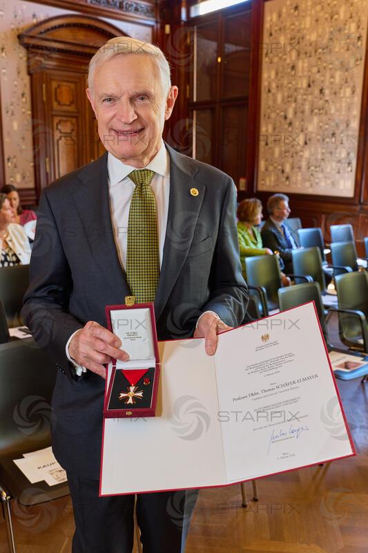 Verleihung " Österreichische Ehrenkreuz für Wissenschaft und Kunst " an Thomas Schäfer Elmayer im Künstlerhaus Wien