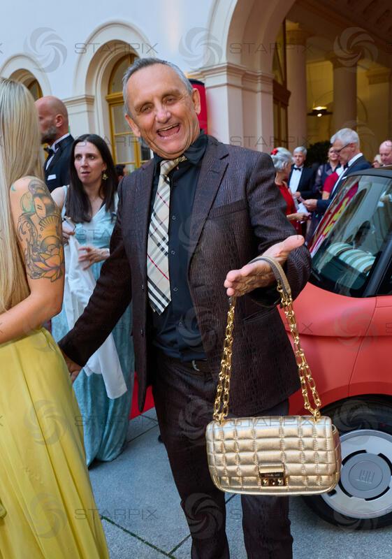 Copyright: Starpix / A. Tuma, 29.05.2026 Wien ,  Heimo TURIN mit Gold Tasche, , Empfang in der Trattoria Martinelli und Red Carpet beim Grand Ballo Italiano im Palais Niederösterreich Wien