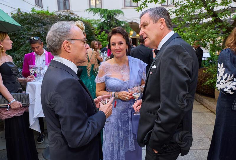 Copyright: Starpix / A. Tuma, 29.05.2026 Wien ,  Giovanni PUGLIESE  , (Italienischer Botschafter),  Sabine und Peter HANKE,   Empfang in der Trattoria Martinelli und Red Carpet beim Grand Ballo Italiano im Palais Niederösterreich Wien