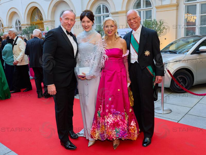 Copyright: Starpix / A. Tuma, 29.05.2026 Wien ,   Paul HALWAX und Frau  Maddalena Del GOBBO, Martina und Werner FASSLABEND,  Empfang in der Trattoria Martinelli und Red Carpet beim Grand Ballo Italiano im Palais Niederösterreich Wien