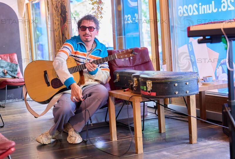 Copyright: Starpix / A. Tuma, 02.06.2026 Wien ,   Julian Le PLAY (LePlay), „Balkonkonzert“ von Julian Le Play  im Restaurant Freiraum, auf der Mariahilferstrasse zum Amazon Prime Day 2026