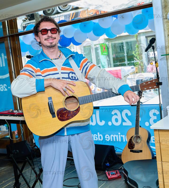 Copyright: Starpix / A. Tuma, 02.06.2026 Wien ,   Julian Le PLAY (LePlay), „Balkonkonzert“ von Julian Le Play  im Restaurant Freiraum, auf der Mariahilferstrasse zum Amazon Prime Day 2026