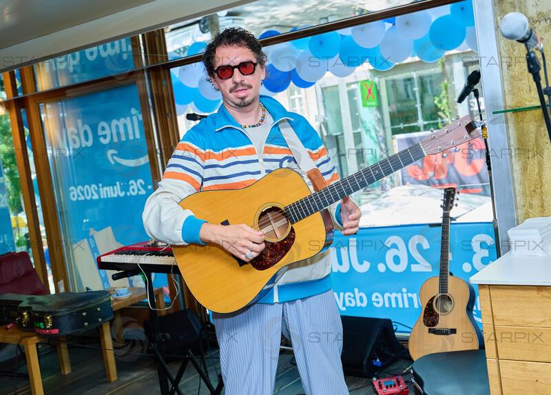 Copyright: Starpix / A. Tuma, 02.06.2026 Wien ,   Julian Le PLAY (LePlay), „Balkonkonzert“ von Julian Le Play  im Restaurant Freiraum, auf der Mariahilferstrasse zum Amazon Prime Day 2026
