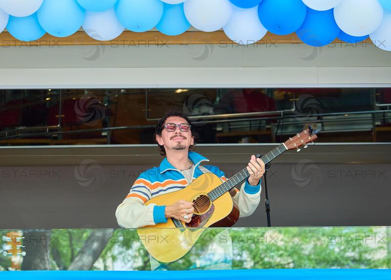 Copyright: Starpix / A. Tuma, 02.06.2026 Wien ,   Julian Le PLAY (LePlay), „Balkonkonzert“ von Julian Le Play  im Restaurant Freiraum, auf der Mariahilferstrasse zum Amazon Prime Day 2026