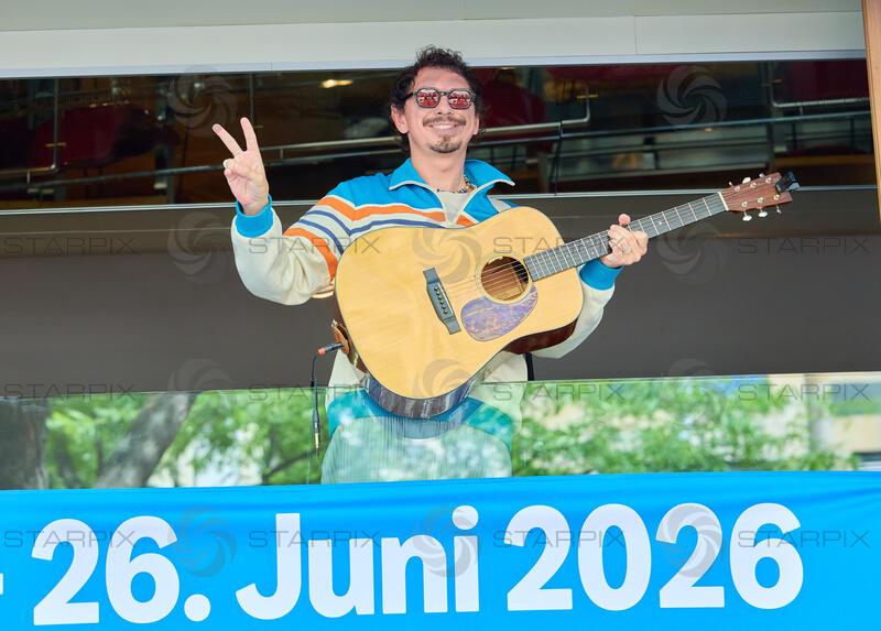 Copyright: Starpix / A. Tuma, 02.06.2026 Wien ,   Julian Le PLAY (LePlay), „Balkonkonzert“ von Julian Le Play  im Restaurant Freiraum, auf der Mariahilferstrasse zum Amazon Prime Day 2026