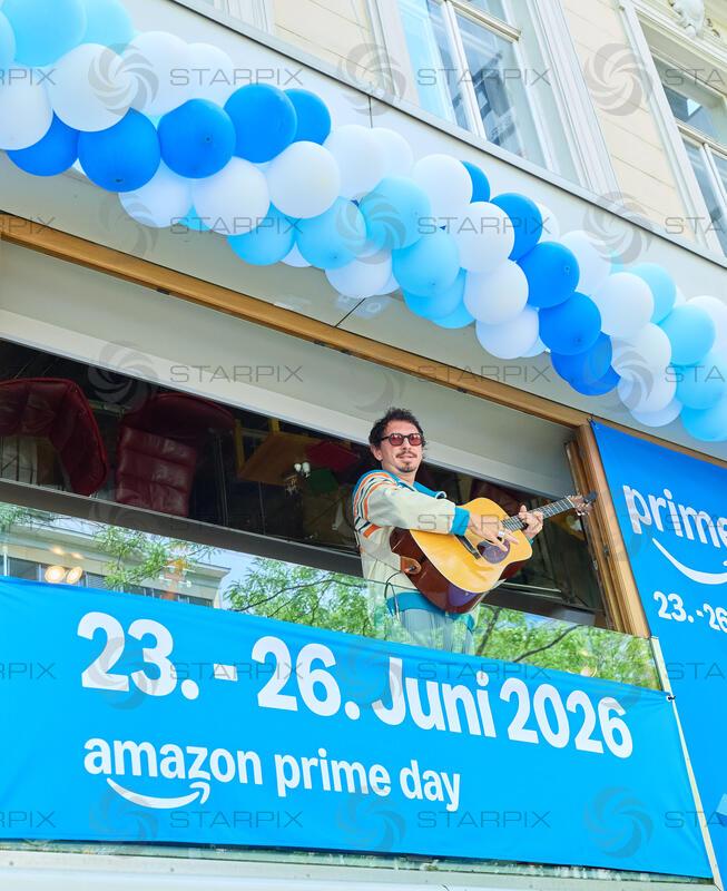 Copyright: Starpix / A. Tuma, 02.06.2026 Wien ,   Julian Le PLAY (LePlay), „Balkonkonzert“ von Julian Le Play  im Restaurant Freiraum, auf der Mariahilferstrasse zum Amazon Prime Day 2026