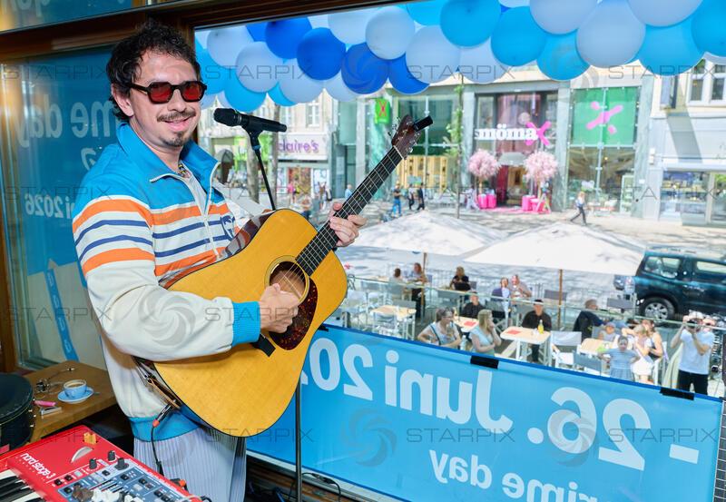 Copyright: Starpix / A. Tuma, 02.06.2026 Wien ,   Julian Le PLAY (LePlay), „Balkonkonzert“ von Julian Le Play  im Restaurant Freiraum, auf der Mariahilferstrasse zum Amazon Prime Day 2026