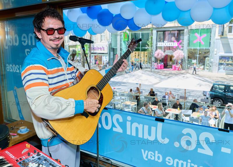 Copyright: Starpix / A. Tuma, 02.06.2026 Wien ,   Julian Le PLAY (LePlay), „Balkonkonzert“ von Julian Le Play  im Restaurant Freiraum, auf der Mariahilferstrasse zum Amazon Prime Day 2026