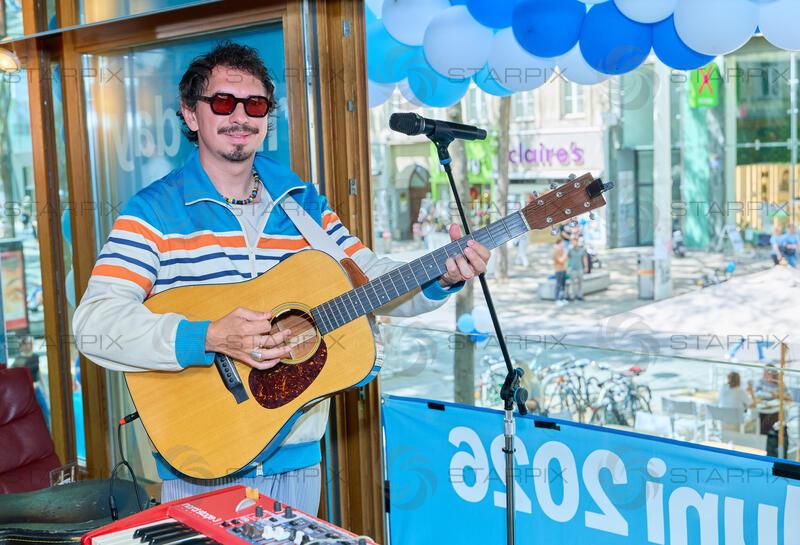 Copyright: Starpix / A. Tuma, 02.06.2026 Wien ,   Julian Le PLAY (LePlay), „Balkonkonzert“ von Julian Le Play  im Restaurant Freiraum, auf der Mariahilferstrasse zum Amazon Prime Day 2026