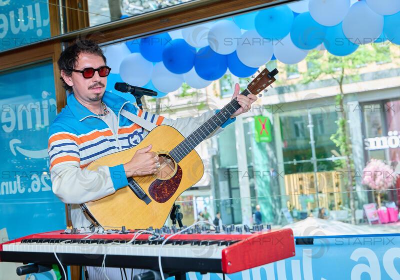 Copyright: Starpix / A. Tuma, 02.06.2026 Wien ,   Julian Le PLAY (LePlay), „Balkonkonzert“ von Julian Le Play  im Restaurant Freiraum, auf der Mariahilferstrasse zum Amazon Prime Day 2026