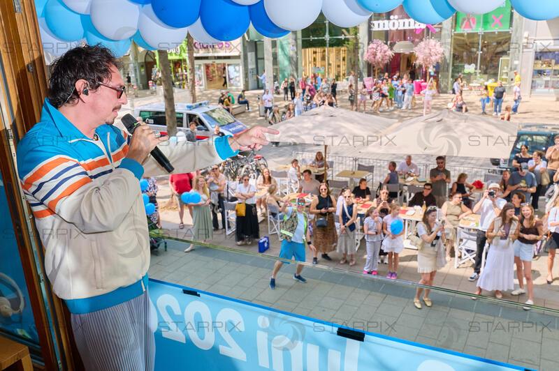 Copyright: Starpix / A. Tuma, 02.06.2026 Wien ,   Julian Le PLAY (LePlay), „Balkonkonzert“ von Julian Le Play  im Restaurant Freiraum, auf der Mariahilferstrasse zum Amazon Prime Day 2026