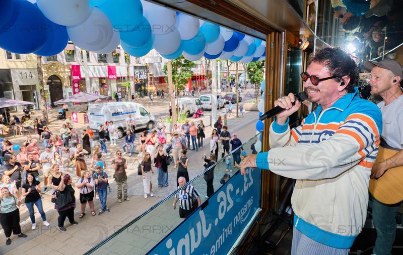 Copyright: Starpix / A. Tuma, 02.06.2026 Wien ,   Julian Le PLAY (LePlay), „Balkonkonzert“ von Julian Le Play  im Restaurant Freiraum, auf der Mariahilferstrasse zum Amazon Prime Day 2026