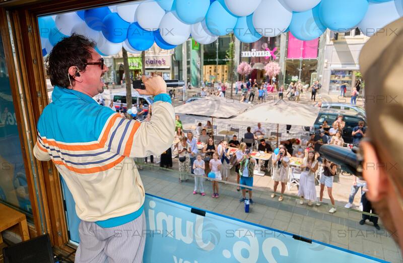 Copyright: Starpix / A. Tuma, 02.06.2026 Wien ,   Julian Le PLAY (LePlay), „Balkonkonzert“ von Julian Le Play  im Restaurant Freiraum, auf der Mariahilferstrasse zum Amazon Prime Day 2026