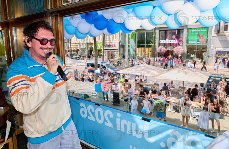 Copyright: Starpix / A. Tuma, 02.06.2026 Wien ,   Julian Le PLAY (LePlay), „Balkonkonzert“ von Julian Le Play  im Restaurant Freiraum, auf der Mariahilferstrasse zum Amazon Prime Day 2026