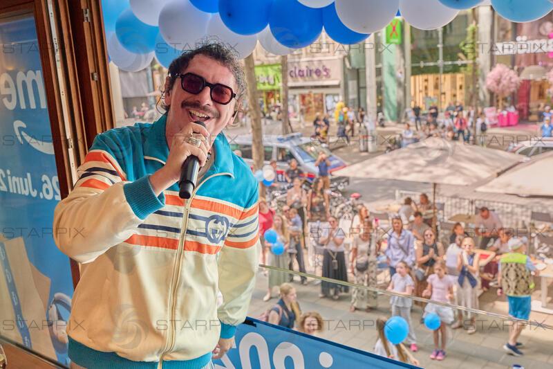 Copyright: Starpix / A. Tuma, 02.06.2026 Wien ,   Julian Le PLAY (LePlay), „Balkonkonzert“ von Julian Le Play  im Restaurant Freiraum, auf der Mariahilferstrasse zum Amazon Prime Day 2026