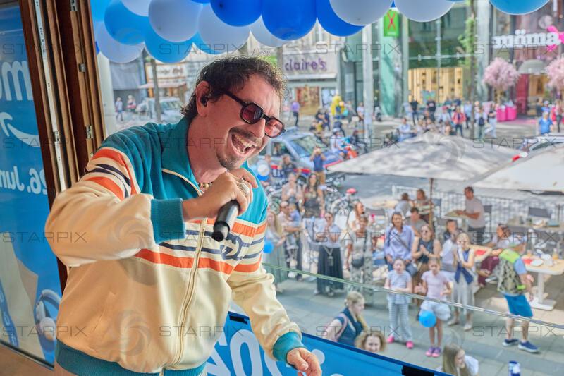 Copyright: Starpix / A. Tuma, 02.06.2026 Wien ,   Julian Le PLAY (LePlay), „Balkonkonzert“ von Julian Le Play  im Restaurant Freiraum, auf der Mariahilferstrasse zum Amazon Prime Day 2026