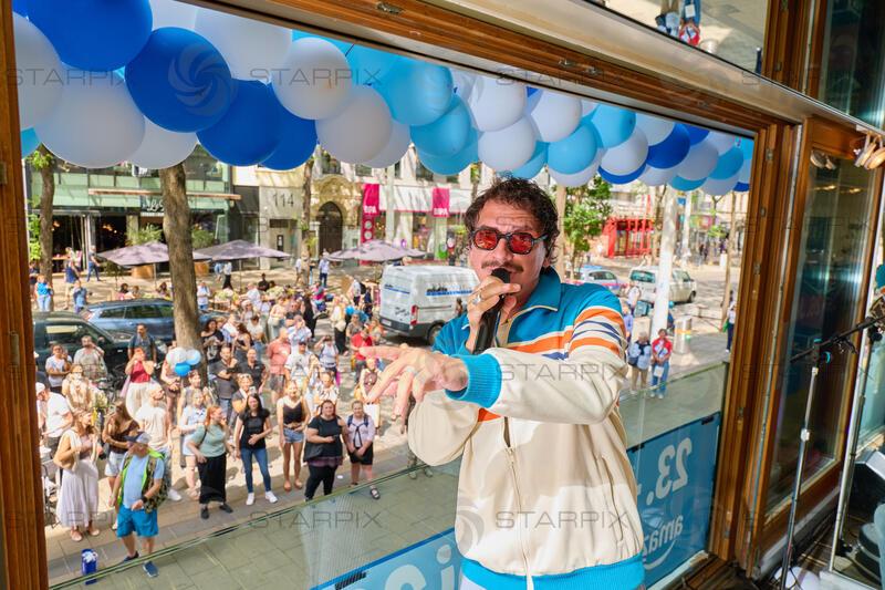 Copyright: Starpix / A. Tuma, 02.06.2026 Wien ,   Julian Le PLAY (LePlay), „Balkonkonzert“ von Julian Le Play  im Restaurant Freiraum, auf der Mariahilferstrasse zum Amazon Prime Day 2026