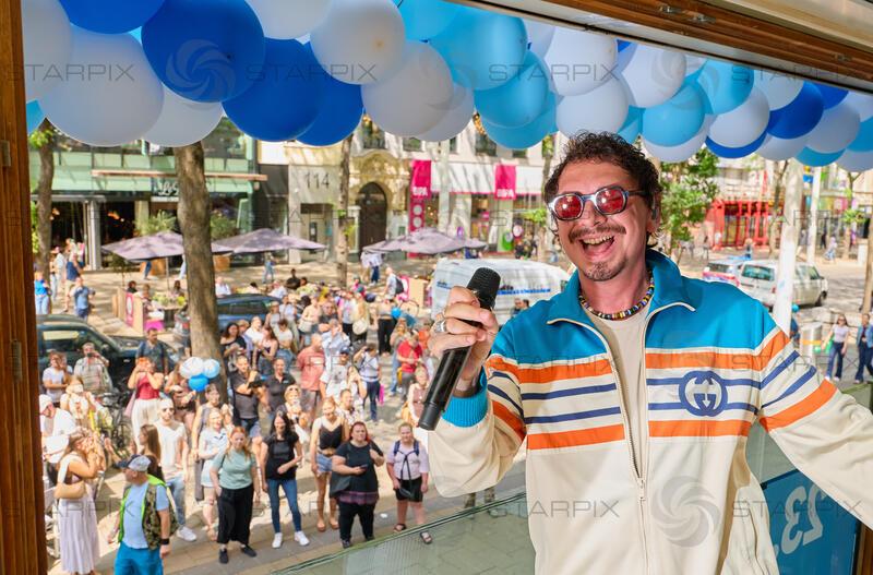 Copyright: Starpix / A. Tuma, 02.06.2026 Wien ,   Julian Le PLAY (LePlay), „Balkonkonzert“ von Julian Le Play  im Restaurant Freiraum, auf der Mariahilferstrasse zum Amazon Prime Day 2026