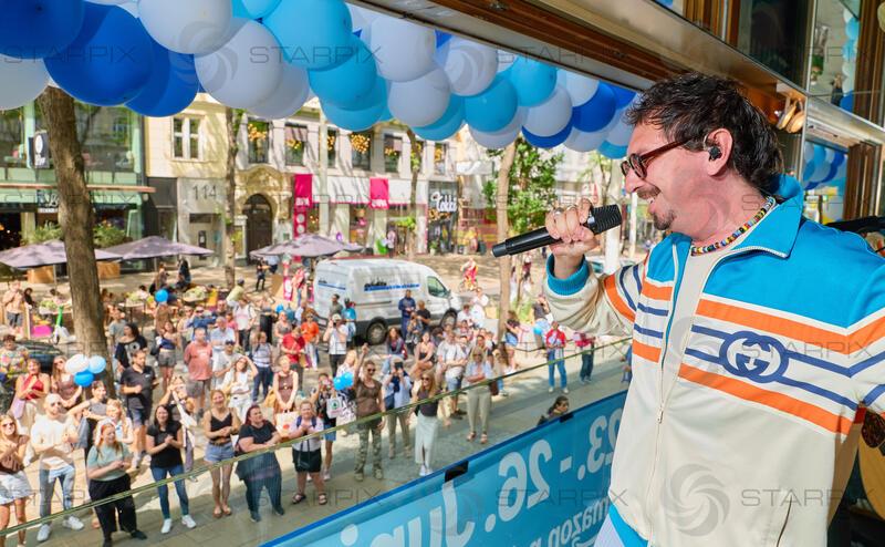 Copyright: Starpix / A. Tuma, 02.06.2026 Wien ,   Julian Le PLAY (LePlay), „Balkonkonzert“ von Julian Le Play  im Restaurant Freiraum, auf der Mariahilferstrasse zum Amazon Prime Day 2026