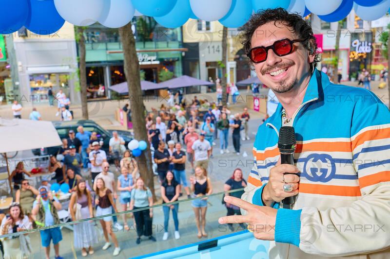 Copyright: Starpix / A. Tuma, 02.06.2026 Wien ,   Julian Le PLAY (LePlay), „Balkonkonzert“ von Julian Le Play  im Restaurant Freiraum, auf der Mariahilferstrasse zum Amazon Prime Day 2026