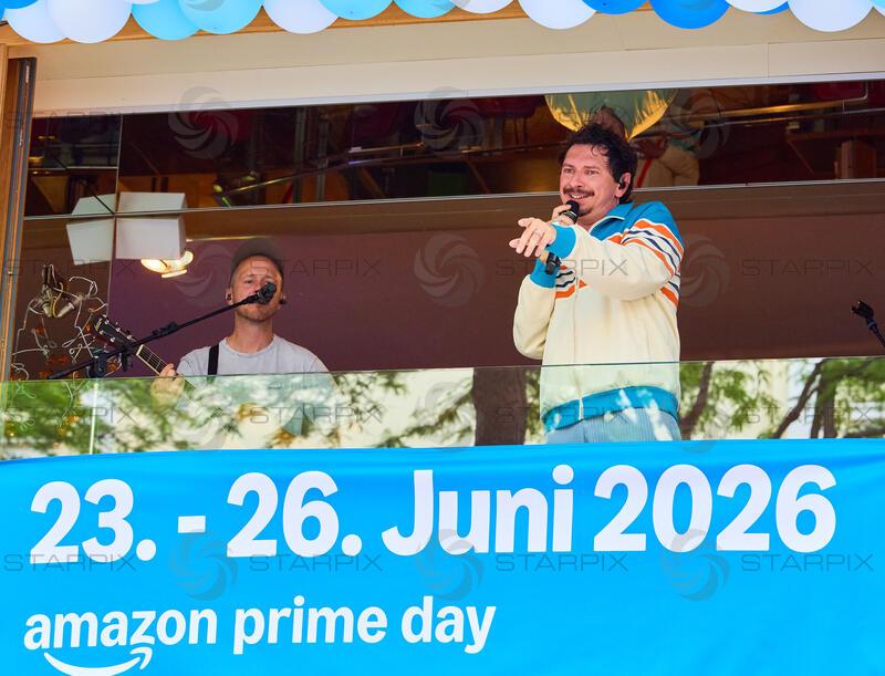 Copyright: Starpix / A. Tuma, 02.06.2026 Wien ,   Julian Le PLAY (LePlay), „Balkonkonzert“ von Julian Le Play  im Restaurant Freiraum, auf der Mariahilferstrasse zum Amazon Prime Day 2026
