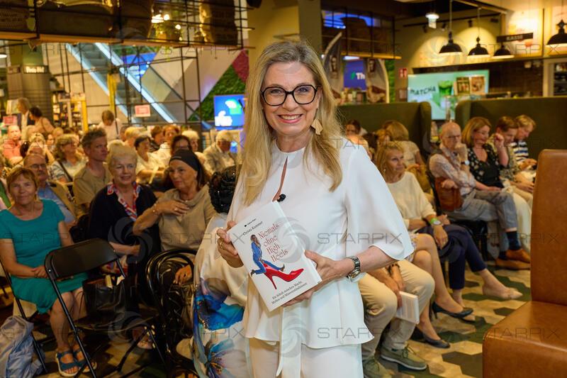 Copyright: Starpix / A. Tuma, 02.06.2026 Wien ,  Christa KUMMER, Buchpräsentation : Christa Kummer -Niemals ohne High Heels in der Buchhandlung Thalia Mariahilfer Strassehilfer Strasse Wien 