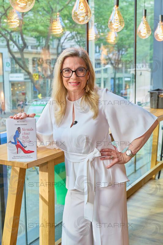 Copyright: Starpix / A. Tuma, 02.06.2026 Wien ,  Christa KUMMER, Buchpräsentation : Christa Kummer -Niemals ohne High Heels in der Buchhandlung Thalia Mariahilfer Strassehilfer Strasse Wien 