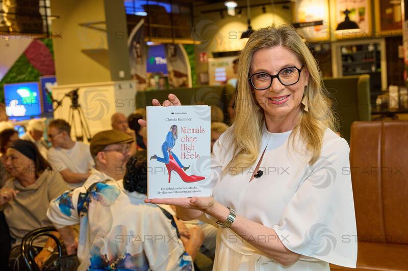 Copyright: Starpix / A. Tuma, 02.06.2026 Wien ,  Christa KUMMER, Buchpräsentation : Christa Kummer -Niemals ohne High Heels in der Buchhandlung Thalia Mariahilfer Strassehilfer Strasse Wien 