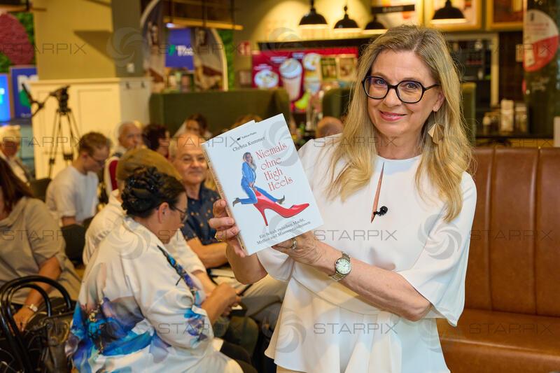 Copyright: Starpix / A. Tuma, 02.06.2026 Wien ,  Christa KUMMER, Buchpräsentation : Christa Kummer -Niemals ohne High Heels in der Buchhandlung Thalia Mariahilfer Strassehilfer Strasse Wien 