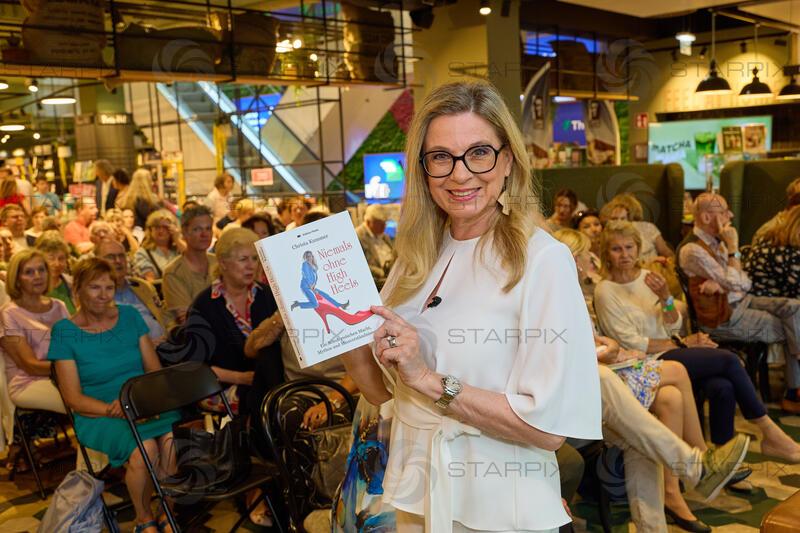 Copyright: Starpix / A. Tuma, 02.06.2026 Wien ,  Christa KUMMER, Buchpräsentation : Christa Kummer -Niemals ohne High Heels in der Buchhandlung Thalia Mariahilfer Strassehilfer Strasse Wien 